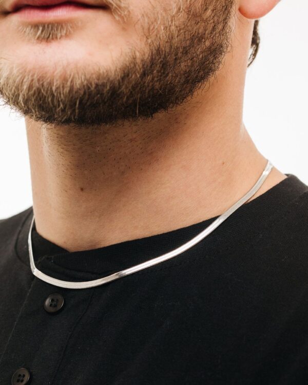 Ceniza. Cadena de acero quirurgico plana. Diseño unisex
