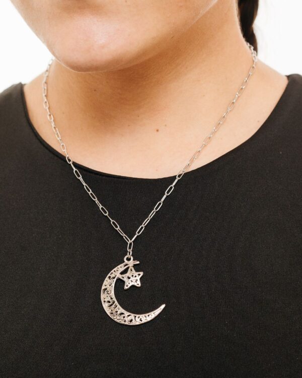 Eclipse- Collar cadena de acero quirúrgico con dije de luna y estrella calada niquelada