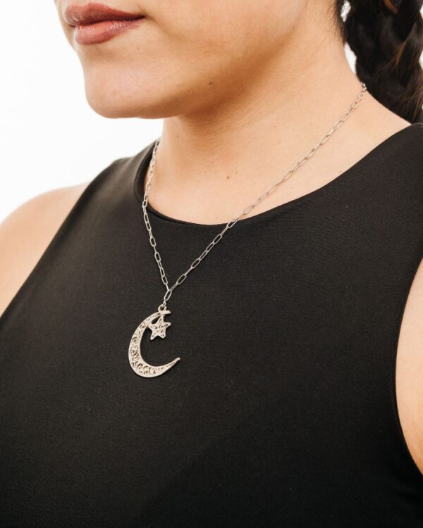 Eclipse- Collar cadena de acero quirúrgico con dije de luna y estrella calada niquelada