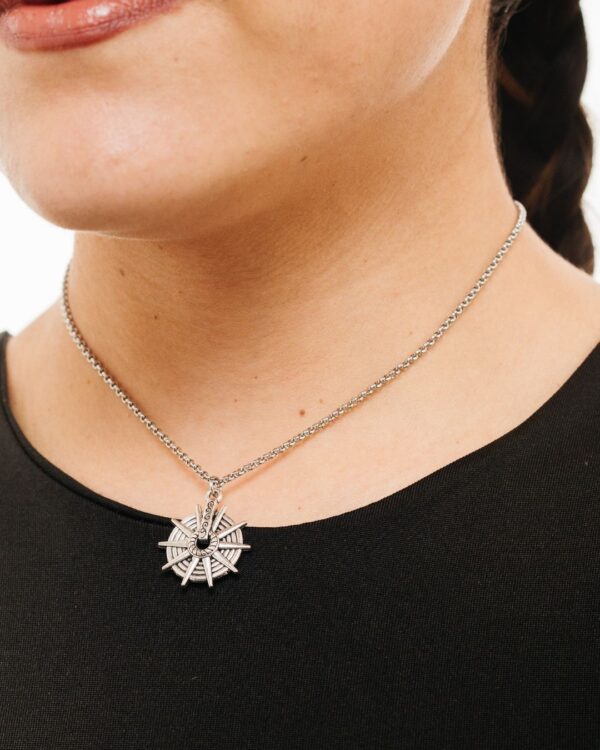 Collar cadena de acero quirúrgico inoxidable con dije estrella sol de fundicion importada