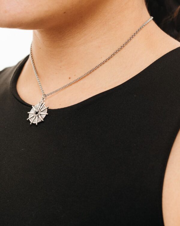 Collar cadena de acero quirúrgico inoxidable con dije estrella sol de fundicion importada