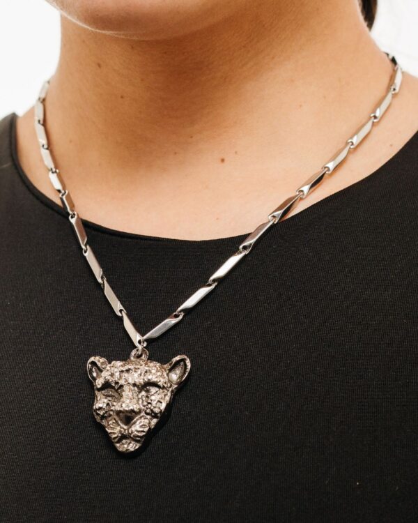 Collar cadena de acero quirúrgico inoxidable con dije de leopardo en plata vieja