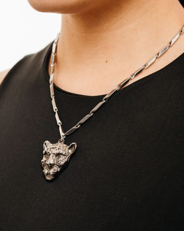 Collar cadena de acero quirúrgico inoxidable con dije de leopardo en plata vieja
