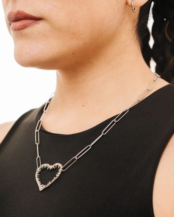 CADENA DE ACERO QUIRURGICO CON DIJE DE NIQUEL CORAZON ESPINADO - LATIDO-ACCESORIO DE ACERO QUIRURGICO DIJE CORAZON ESPINADO-NIEBLA NEGRA