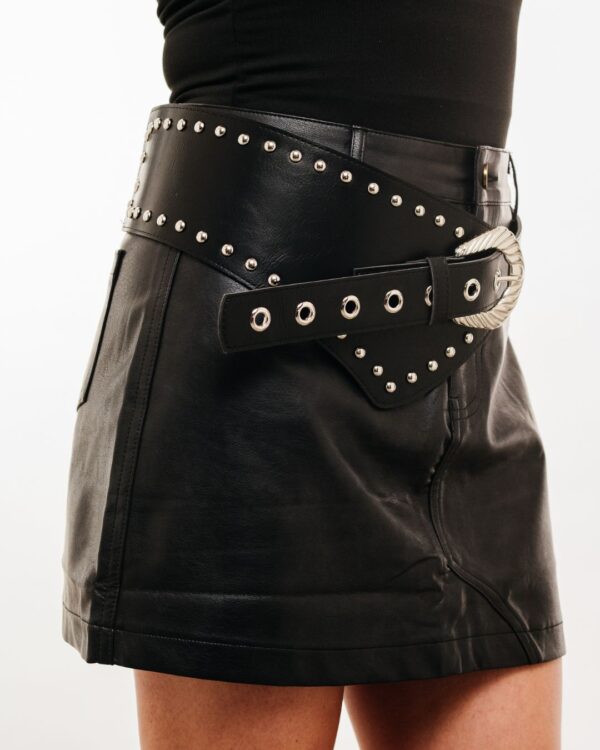 CINTO, FAJA NEGRA CON TACHAS PLATEADAS - TENDENCIA - NIEBLA NEGRA
